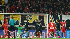 Soccer Football - DFB Cup - Round of 16 - 1. FC Union Berlin v Bayern Munich - Stadion An der Alten Forsterei, Berlin, Germany - December 3, 2025 Bayern Munich's Dayot Upamecano celebrates their first goal with teammates, an own goal scored by 1. FC Union Berlin's Ilyas Ansah REUTERS/Lisi Niesner DFB REGULATIONS PROHIBIT ANY USE OF PHOTOGRAPHS AS IMAGE SEQUENCES AND/OR QUASI-VIDEO./Foto: Lisi Niesner