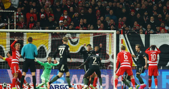 Soccer Football - DFB Cup - Round of 16 - 1. FC Union Berlin v Bayern Munich - Stadion An der Alten Forsterei, Berlin, Germany - December 3, 2025 Bayern Munich's Dayot Upamecano celebrates their first goal with teammates, an own goal scored by 1. FC Union Berlin's Ilyas Ansah REUTERS/Lisi Niesner DFB REGULATIONS PROHIBIT ANY USE OF PHOTOGRAPHS AS IMAGE SEQUENCES AND/OR QUASI-VIDEO./Foto: Lisi Niesner