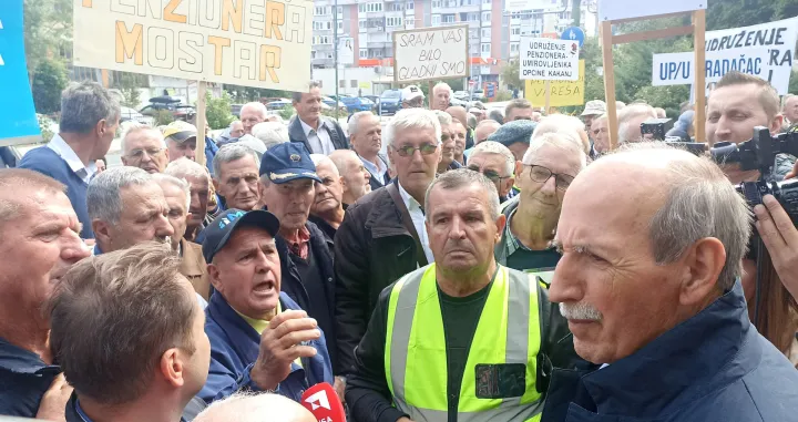 UO Savez udruženja penzionera FBiH ispred vlade FBiH problemi ispunjavanje zahtjeva/Senad Gubelić