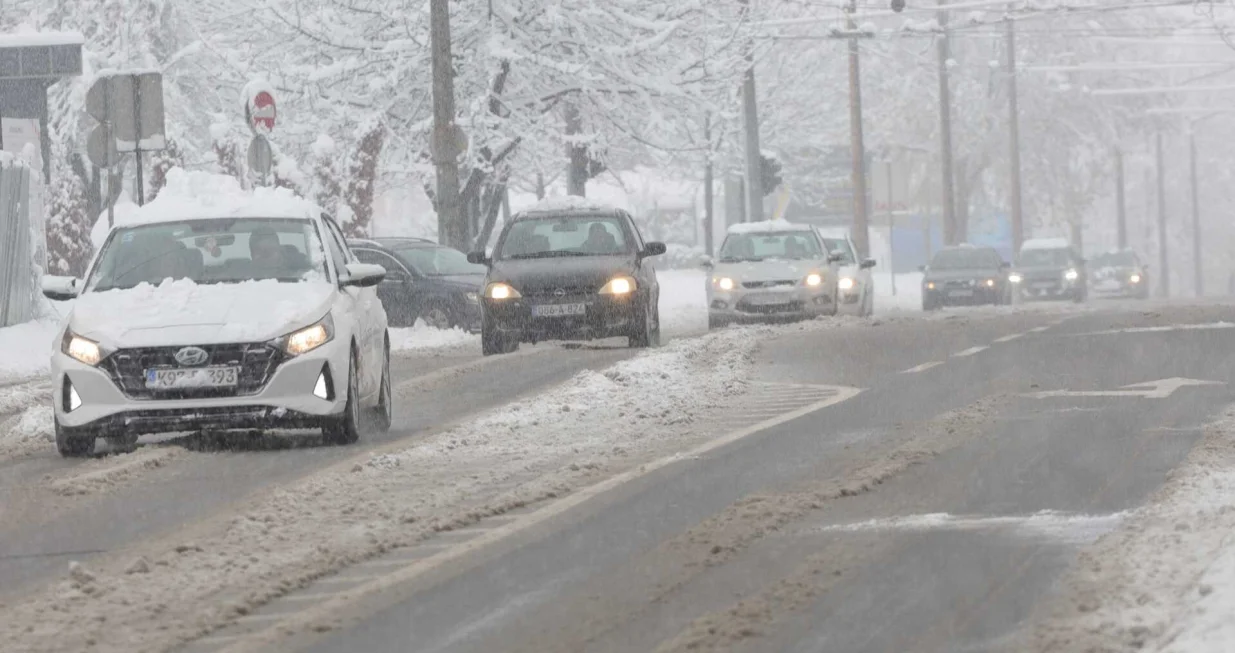 snijeg u sarajevu, lopatanje, či&scaron;ćenje snijega/Senad Gubelić