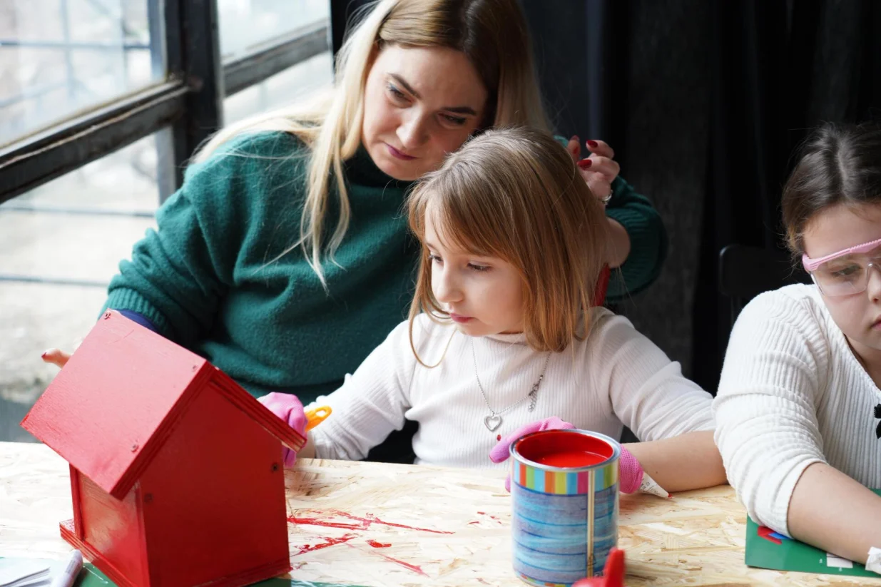U okviru Polarnog muzeja Djeda Mraza, jedinstvenog prazničnog projekta koji realizira Oslobođenje, a koji je smje&scaron;ten u prostoru Historijskog muzeja Bosne i Hercegovine, održana je kreativno-edukativna radionica "Tvojih ruku djelo", realizirana u saradnji s partnerima ZEKA/