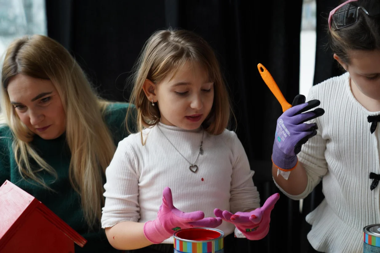 U okviru Polarnog muzeja Djeda Mraza, jedinstvenog prazničnog projekta koji realizira Oslobođenje, a koji je smje&scaron;ten u prostoru Historijskog muzeja Bosne i Hercegovine, održana je kreativno-edukativna radionica "Tvojih ruku djelo", realizirana u saradnji s partnerima ZEKA/