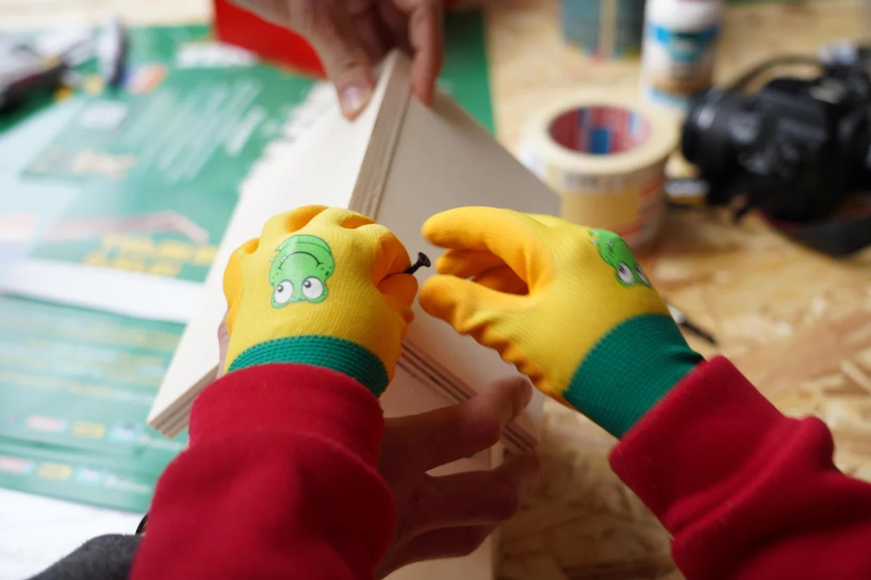 U okviru Polarnog muzeja Djeda Mraza, jedinstvenog prazničnog projekta koji realizira Oslobođenje, a koji je smje&scaron;ten u prostoru Historijskog muzeja Bosne i Hercegovine, održana je kreativno-edukativna radionica "Tvojih ruku djelo", realizirana u saradnji s partnerima ZEKA/