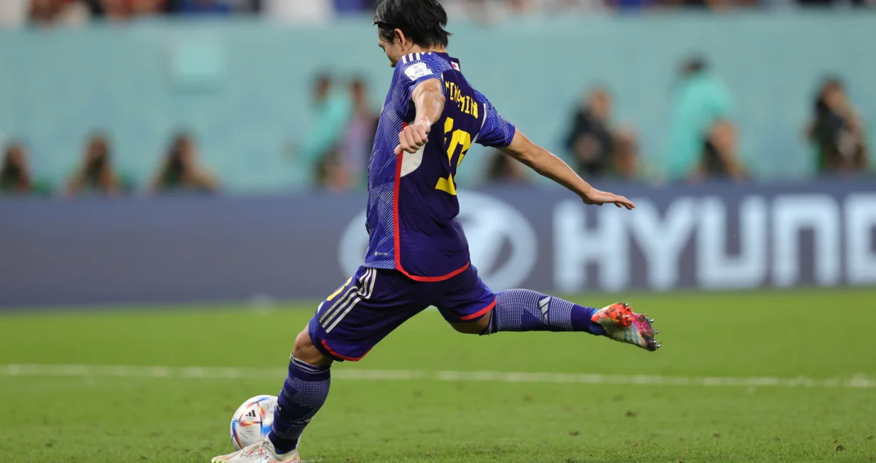 epa10350072 Takumi Minamino of Japan fails to score during the penalty shoot out during the FIFA World Cup 2022 round of 16 soccer match between Japan and Croatia at Al Janoub Stadium in Al Wakrah, Qatar, 05 December 2022. EPA/Friedemann Vogel/Foto: Friedemann Vogel