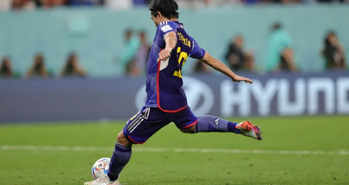 epa10350072 Takumi Minamino of Japan fails to score during the penalty shoot out during the FIFA World Cup 2022 round of 16 soccer match between Japan and Croatia at Al Janoub Stadium in Al Wakrah, Qatar, 05 December 2022. EPA/Friedemann Vogel/Foto: Friedemann Vogel
