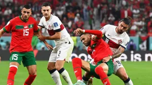 epa10359234 Ruben Neves (R) of Portugal in action against Youssef En-Nesyri (2-R) of Morocco during the FIFA World Cup 2022 quarter final soccer match between Morocco and Portugal at Al Thumama Stadium in Doha, Qatar, 10 December 2022. EPA/Georgi Licovski/Foto: Georgi Licovski