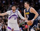 Dec 22, 2025; Denver, Colorado, USA; Denver Nuggets center Nikola Jokic (15) controls the ball as Utah Jazz center Jusuf Nurkic (30) guards in the first quarter at Ball Arena. Mandatory Credit: Isaiah J. Downing-Imagn Images/Foto: Isaiah J. Downing