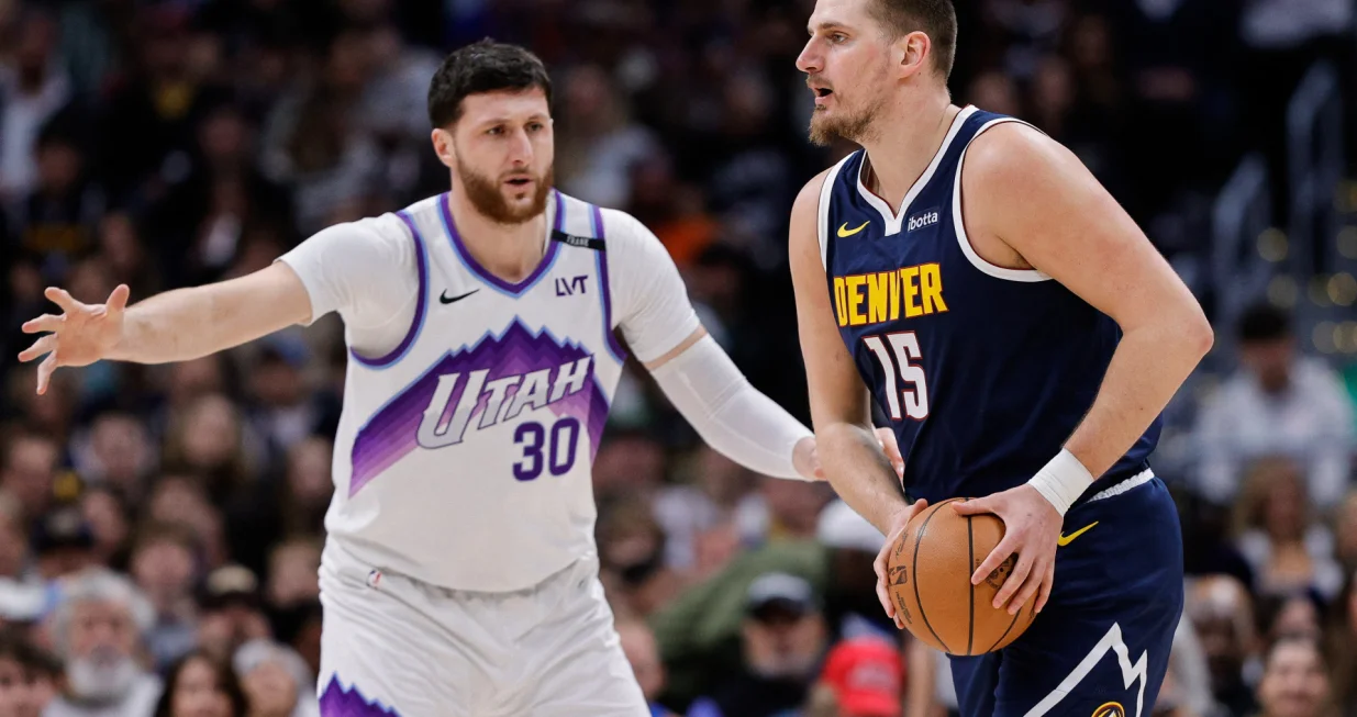 Dec 22, 2025; Denver, Colorado, USA; Denver Nuggets center Nikola Jokic (15) controls the ball as Utah Jazz center Jusuf Nurkic (30) guards in the first quarter at Ball Arena. Mandatory Credit: Isaiah J. Downing-Imagn Images/Foto: Isaiah J. Downing