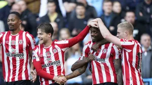 epa10301714 Ivan Toney (2-R) of Brentford celebrates with teammates after scoring a goal during the English Premier League soccer match between Manchester City and Brentford FC in Manchester, Britain, 12 November 2022. EPA/Tim Keeton EDITORIAL USE ONLY. No use with unauthorized audio, video, data, fixture lists, club/league logos or 'live' services. Online in-match use limited to 120 images, no video emulation. No use in betting, games or single club/league/player publications/Foto: Tim Keeton
