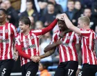 epa10301714 Ivan Toney (2-R) of Brentford celebrates with teammates after scoring a goal during the English Premier League soccer match between Manchester City and Brentford FC in Manchester, Britain, 12 November 2022. EPA/Tim Keeton EDITORIAL USE ONLY. No use with unauthorized audio, video, data, fixture lists, club/league logos or 'live' services. Online in-match use limited to 120 images, no video emulation. No use in betting, games or single club/league/player publications/Foto: Tim Keeton