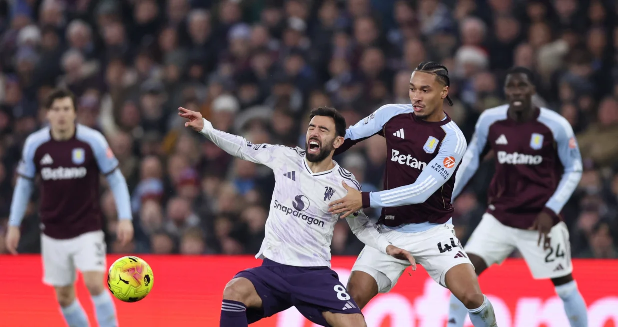 Soccer Football - Premier League - Aston Villa v Manchester United - Villa Park, Birmingham, Britain - December 21, 2025 Aston Villa's Boubacar Kamara in action with Manchester United's Bruno Fernandes REUTERS/David Klein EDITORIAL USE ONLY. NO USE WITH UNAUTHORIZED AUDIO, VIDEO, DATA, FIXTURE LISTS, CLUB/LEAGUE LOGOS OR 'LIVE' SERVICES. ONLINE IN-MATCH USE LIMITED TO 120 IMAGES, NO VIDEO EMULATION. NO USE IN BETTING, GAMES OR SINGLE CLUB/LEAGUE/PLAYER PUBLICATIONS. PLEASE CONTACT YOUR ACCOUNT REPRESENTATIVE FOR FURTHER DETAILS../Foto: David Klein