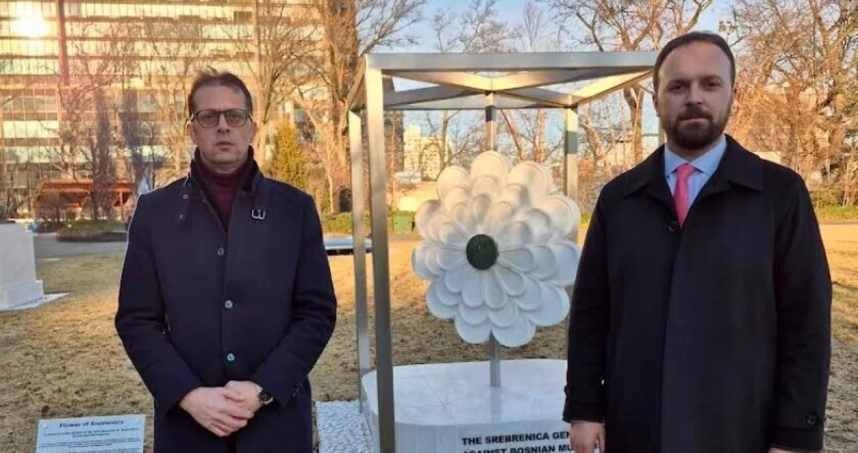 &Scaron;ahman i Čekić ispred "Cvijeta Srebrenice"/Bo&scaron;njaki Demokratski Pokret