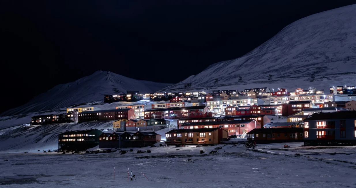 gradić Longyearbyen na norve&scaron;kom arktičkom otoku Svalbardu, jednom od najsjevernijih naselja svijeta/Himmel S