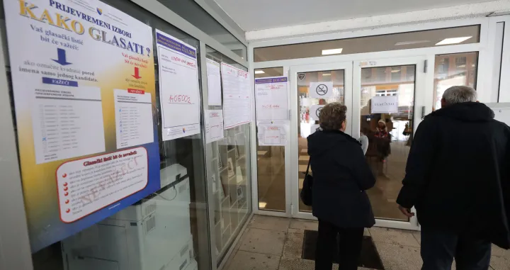 Prijevremeni izbori za predsjednika Republike Srpske. Istočno Sarajevo - Lukavica glasanje/Senad Gubelić