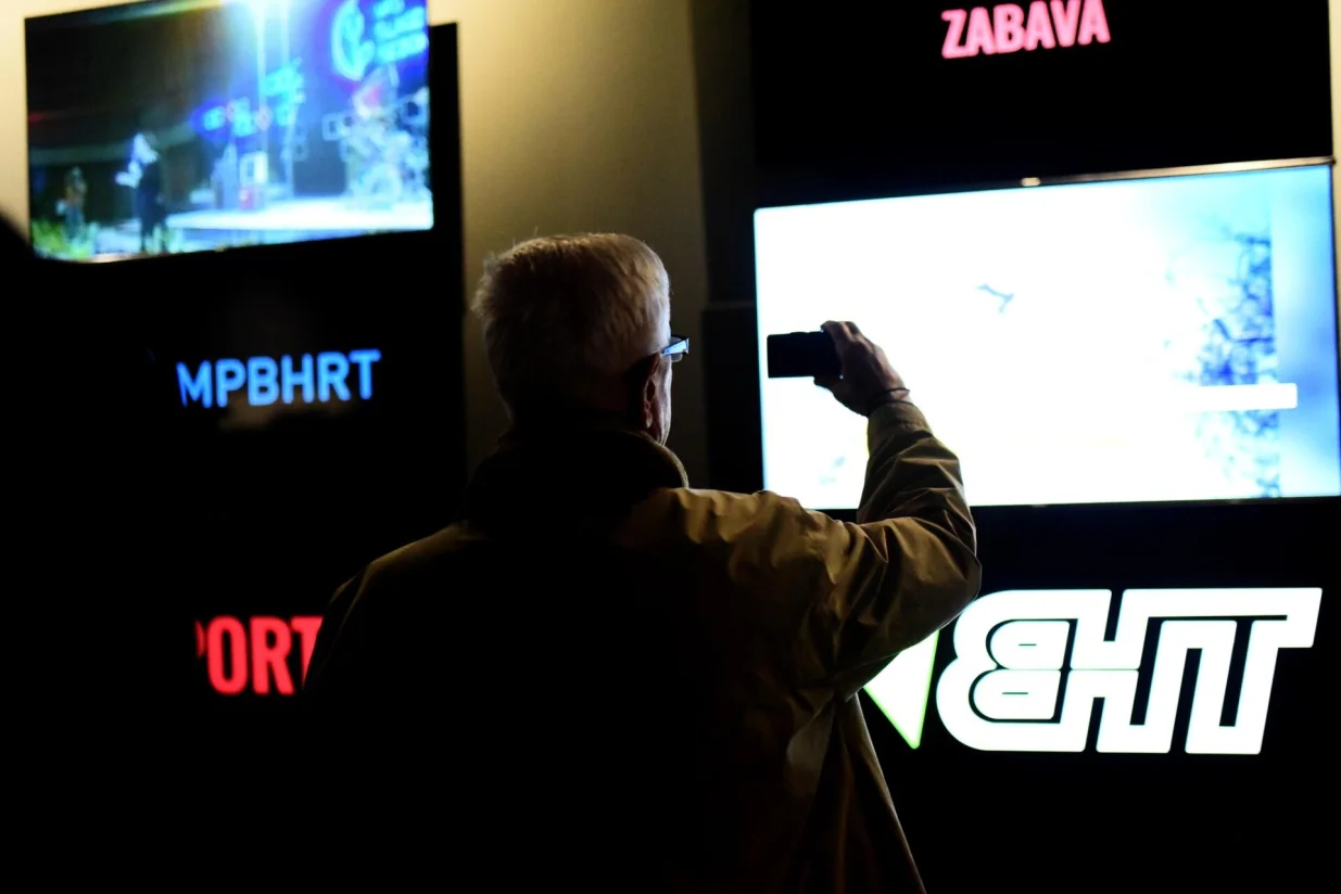 Otvorena izložba "Dru&scaron;tvo na aparatima": Koračanje stazama ponosa i slave