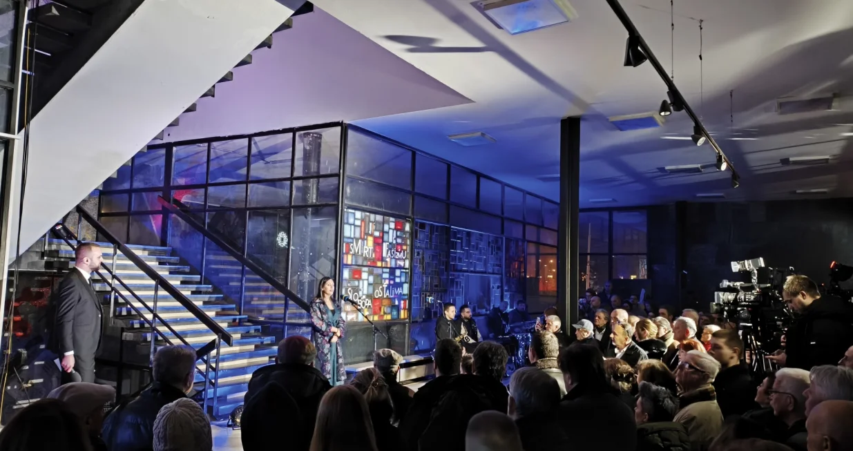 Dru&scaron;tvo na aparatima izložba/Nisad Selimović