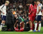 FILE PHOTO: Soccer Football - Premier League - Tottenham Hotspur v Liverpool - Tottenham Hotspur Stadium, London, Britain - December 20, 2025 Liverpool's Alexander Isak receives medical attention due to an injury after scoring their first goal Action Images via Reuters/John Sibley EDITORIAL USE ONLY. NO USE WITH UNAUTHORIZED AUDIO, VIDEO, DATA, FIXTURE LISTS, CLUB/LEAGUE LOGOS OR 'LIVE' SERVICES. ONLINE IN-MATCH USE LIMITED TO 120 IMAGES, NO VIDEO EMULATION. NO USE IN BETTING, GAMES OR SINGLE CLUB/LEAGUE/PLAYER PUBLICATIONS. PLEASE CONTACT YOUR ACCOUNT REPRESENTATIVE FOR FURTHER DETAILS../File Photo/Foto: John Sibley
