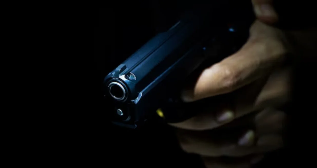 pucanje iz pi&scaron;tolja, pi&scaron;tolj/Freepik