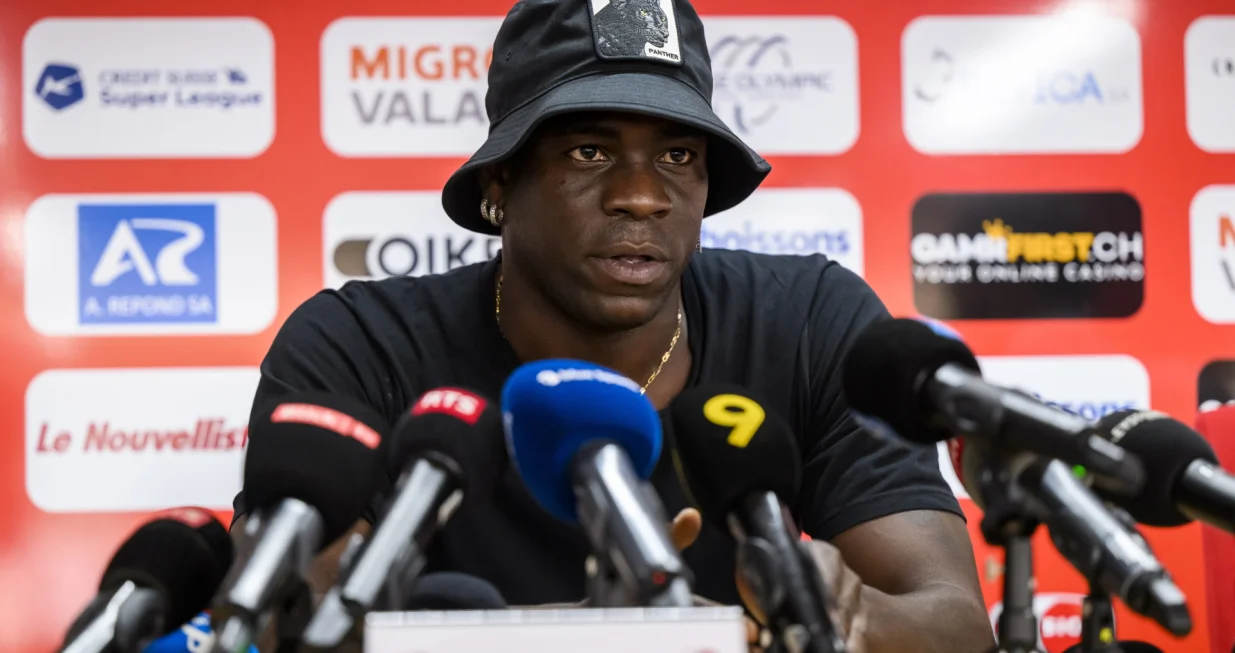 epa10152375 Mario Balotelli of Italy and new FC Sion soccer player, speaks during a press conference at the Stade de Tourbillon stadium, in Sion, Switzerland, 01 September 2022. EPA/JEAN-CHRISTOPHE BOTT/Foto: Jean-christophe Bott
