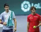 epa10183592 Spanish tennis player Carlos Alcaraz (L) next to his coach Juan Carlos Ferrero (R) take part in a training session ahead of the Davis Cup tennis match between Spain and Serbia, in Valencia, eastern of Spain, 14 September 2022. EPA/Biel Alino/Foto: Biel Alino