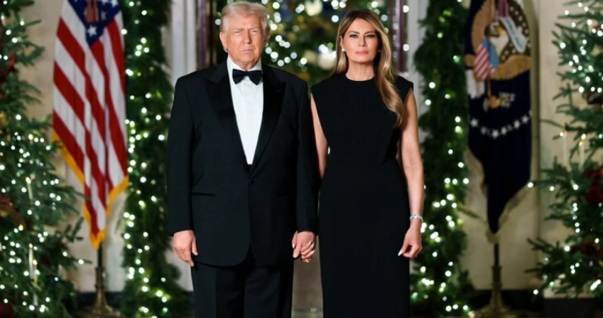 Božićni portret Trumpovih izazvao pomutnju zbog jednog detalja/Screenshot