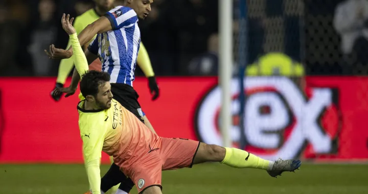 epa08270281 Manchester City's Bernardo Silva (L) in action with Shefield Wednesday's Jacob Murphy (R) during the English FA cup fifth round soccer match between Sheffield Wednesday and Manchester City held at the Hillsborough in Sheffield, Britain, 04 March 2020. EPA/PETER POWELL EDITORIAL USE ONLY. No use with unauthorized audio, video, data, fixture lists, club/league logos or 'live' services. Online in-match use limited to 120 images, no video emulation. No use in betting, games or single club/league/player publications/Foto: Peter Powell