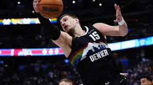 Dec 25, 2025; Denver, Colorado, USA; Denver Nuggets center Nikola Jokic (15) reaches for a rebound in overtime against the Minnesota Timberwolves at Ball Arena. Mandatory Credit: Ron Chenoy-Imagn Images/Foto: Ron Chenoy