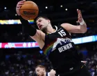 Dec 25, 2025; Denver, Colorado, USA; Denver Nuggets center Nikola Jokic (15) reaches for a rebound in overtime against the Minnesota Timberwolves at Ball Arena. Mandatory Credit: Ron Chenoy-Imagn Images/Foto: Ron Chenoy