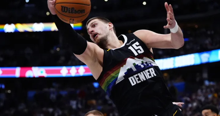 Dec 25, 2025; Denver, Colorado, USA; Denver Nuggets center Nikola Jokic (15) reaches for a rebound in overtime against the Minnesota Timberwolves at Ball Arena. Mandatory Credit: Ron Chenoy-Imagn Images/Foto: Ron Chenoy