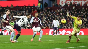 Soccer Football - Premier League - Aston Villa v Manchester United - Villa Park, Birmingham, Britain - December 21, 2025 Manchester United's Matheus Cunha heads at goal REUTERS/David Klein EDITORIAL USE ONLY. NO USE WITH UNAUTHORIZED AUDIO, VIDEO, DATA, FIXTURE LISTS, CLUB/LEAGUE LOGOS OR 'LIVE' SERVICES. ONLINE IN-MATCH USE LIMITED TO 120 IMAGES, NO VIDEO EMULATION. NO USE IN BETTING, GAMES OR SINGLE CLUB/LEAGUE/PLAYER PUBLICATIONS. PLEASE CONTACT YOUR ACCOUNT REPRESENTATIVE FOR FURTHER DETAILS../Foto: David Klein