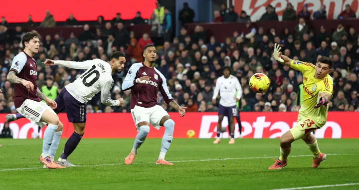 Soccer Football - Premier League - Aston Villa v Manchester United - Villa Park, Birmingham, Britain - December 21, 2025 Manchester United's Matheus Cunha heads at goal REUTERS/David Klein EDITORIAL USE ONLY. NO USE WITH UNAUTHORIZED AUDIO, VIDEO, DATA, FIXTURE LISTS, CLUB/LEAGUE LOGOS OR 'LIVE' SERVICES. ONLINE IN-MATCH USE LIMITED TO 120 IMAGES, NO VIDEO EMULATION. NO USE IN BETTING, GAMES OR SINGLE CLUB/LEAGUE/PLAYER PUBLICATIONS. PLEASE CONTACT YOUR ACCOUNT REPRESENTATIVE FOR FURTHER DETAILS../Foto: David Klein