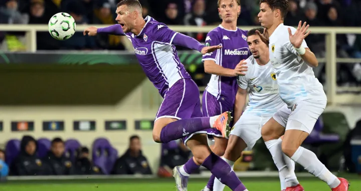 Soccer Football - UEFA Conference League - Fiorentina v AEK Athens - Stadio Artemio Franchi, Florence, Italy - November 27, 2025 Fiorentina's Edin Dzeko in action with AEK Athens' Filipe Relvas REUTERS/Alberto Lingria/Foto: Alberto Lingria
