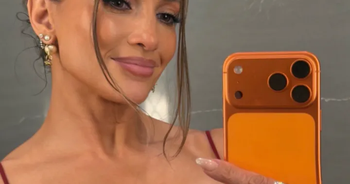 Jennifer Lopez božićnom fotkom slomila internet, ljudi je sprdaju zbog čudnog detalja/Screenshot