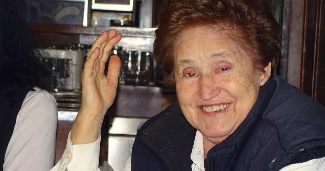 Ruži se na ruke spu&scaron;tala diploma sa nekoliko laskavih titula i buket cvijeća/