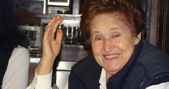 Ruži se na ruke spu&scaron;tala diploma sa nekoliko laskavih titula i buket cvijeća/