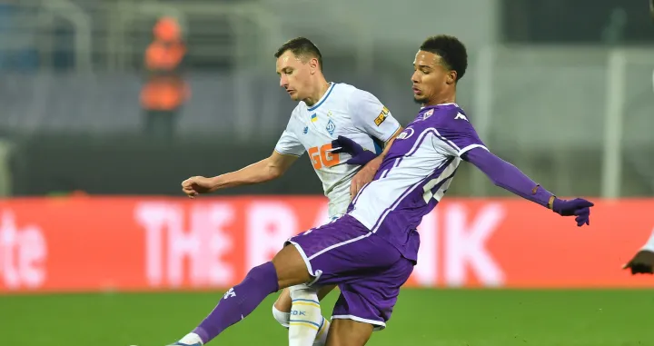 Soccer Football - UEFA Conference League - Fiorentina v Dynamo Kyiv - Stadio Artemio Franchi, Florence, Italy - December 11, 2025 Fiorentina's Amir Richardson in action with Dynamo Kyiv's Vladislav Kabaiev REUTERS/Jennifer Lorenzini/Foto: Jennifer Lorenzini
