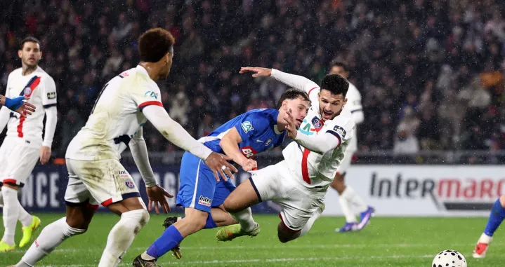 Soccer Football - Coupe de France - Round of 64 - Vendee Fontenay Foot v Paris St Germain - The Stade de la Beaujoire - Louis Fonteneau, Nantes, France - December 20, 2025 Vendee Fontenay Foot's Antonin Moisdon in action with Paris St Germain's Goncalo Ramos REUTERS/Stephane Mahe/Foto: Stephane Mahe