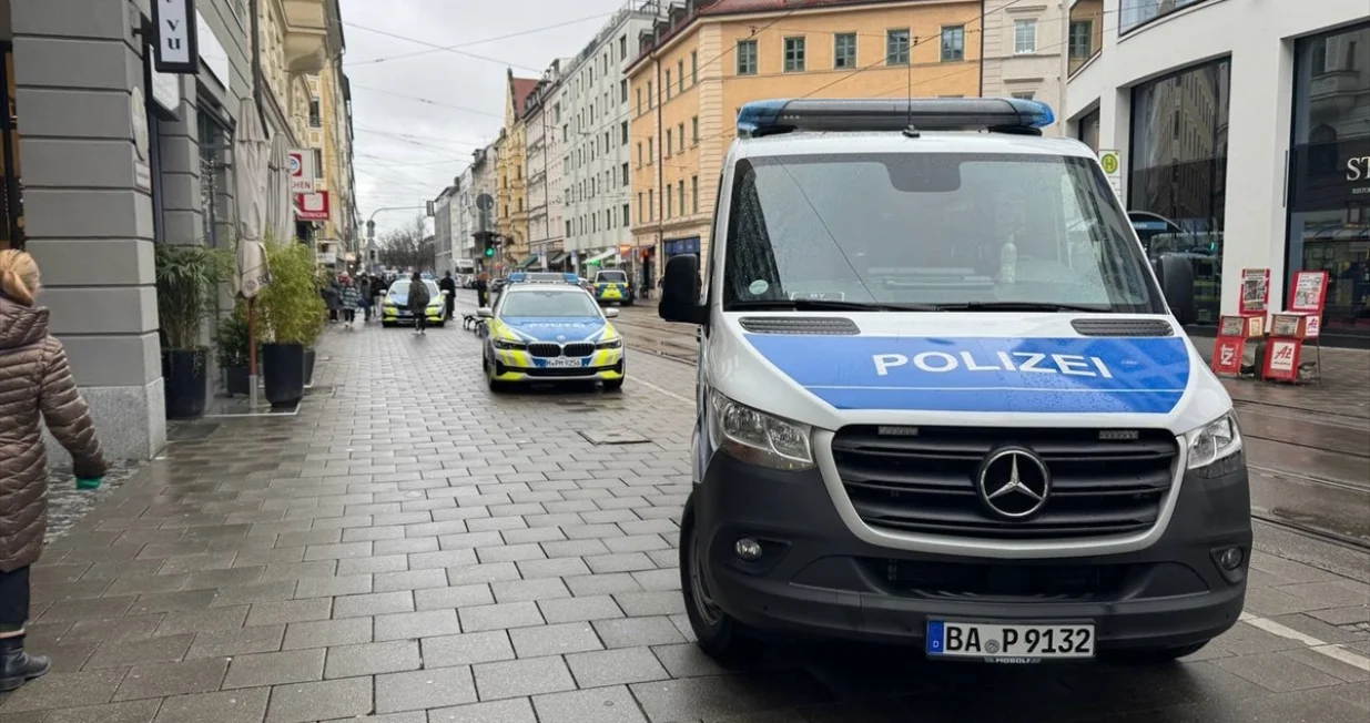 Automobilom (Mini Cooperom) se zabio u masu ljudi na protestu sindikata Verdi u Minhenu u Njemačkoj/Behl&uuml;l &Ccedil;etinkaya