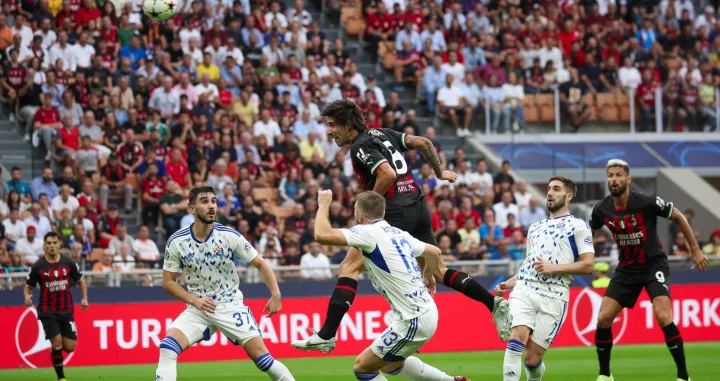 epa10184185 AC Milan's midfielder Sandro Tonali (top) in action during the UEFA Champions League group stage soccer match between AC Milan and GNK Dinamo Zagreb at Giuseppe Meazza Stadium in Milan, Italy, 14 September 2022. EPA/Roberto Bregani/Foto: Roberto Bregani