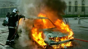 Zapaljen automobil/ilustracija/Pexels