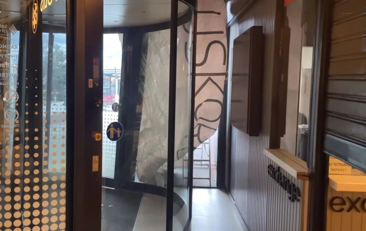 Automobil ostao zaglavljen/Klix/Screenshot/