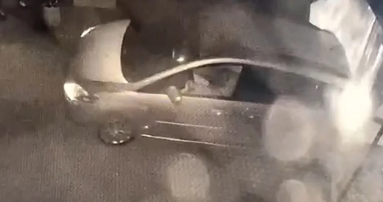 Trenutak kada vozilo udara u rotaciona vrata/Screenshot/