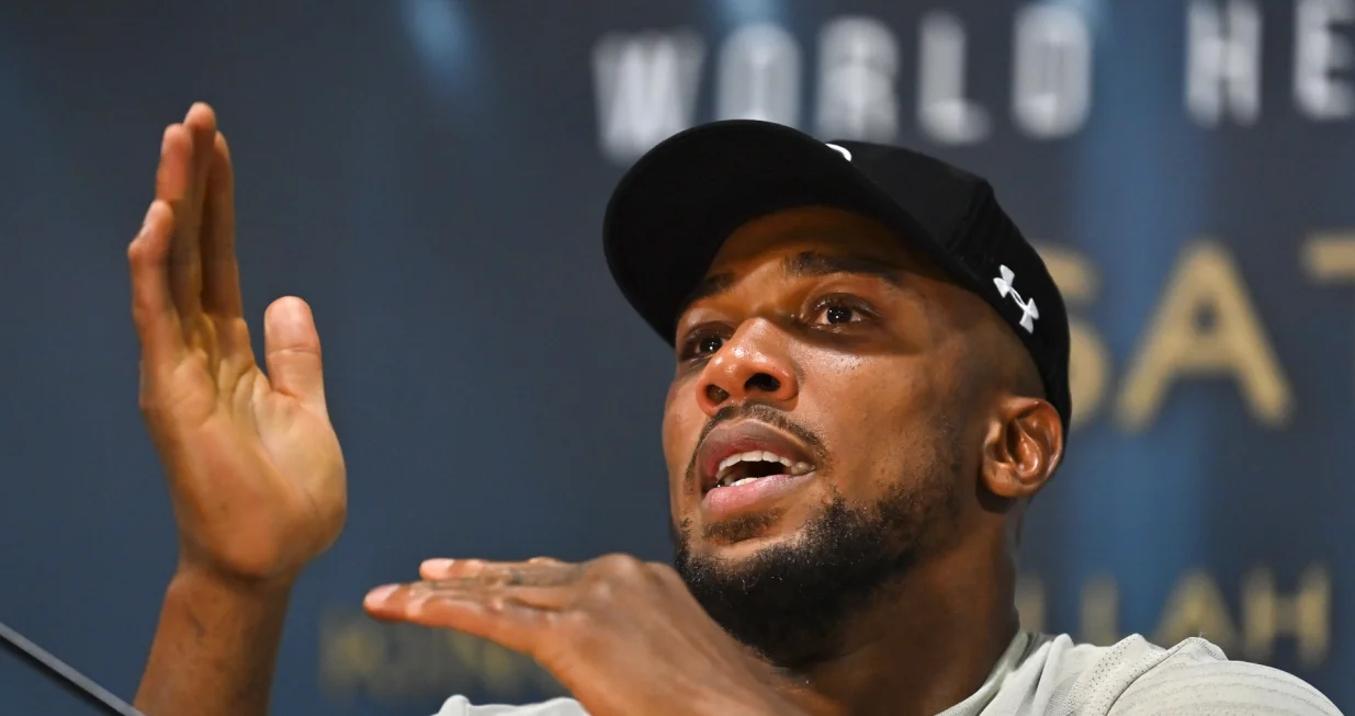 epa10131433 Anthony Joshua of Great Britain speaks during a post-fight press conference following his defeat against Oleksandr Usyk of Ukraine, during the world heavyweight title fight between IBF, WBA and WBO titleholder Oleksandr Usyk and his challenger Anthony Joshua at Jeddah Superdome, Saudi Arabia, 21 August 2022. It is the second bout between the two after Usyk beat Joshua in London in September 2021. EPA/STR/Foto: Str