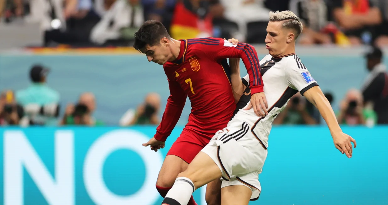 epa10333471 Alvaro Morata (L) of Spain in action against Nico Schlotterbeck (R) of Germany during the FIFA World Cup 2022 group E soccer match between Spain and Germany at Al Bayt Stadium in Al Khor, Qatar, 27 November 2022. EPA/Friedemann Vogel/Foto: Friedemann Vogel