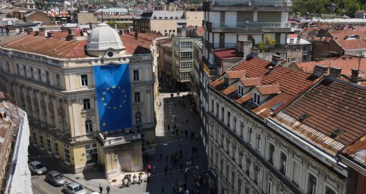 Najava koncerta "Oduvijek u srcu Evope", Dan Evrope, Sarajevo (Vječna vatra, ulica Mar&scaron;ala Tita, Titova ulica, zastava EU)/Euinfo