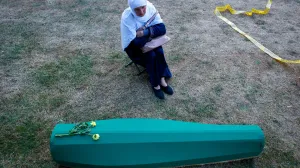 Iznošenje tabuta, Musala, fabrika akumulatora Potočari, Srebrenica, godišnjica genocida, genocid u Srebrenici, 30. godišnjica genocida, Memorijalni centar, tabuti/Damir Deljo