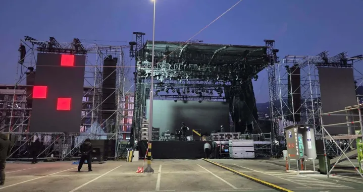 Na parking prostoru iza Sarajevo City Centra u toku su intenzivne pripreme za javni doček Nove godine u Sarajevu. Radnici ovih dana postavljaju binu na kojoj će u novogodi&scaron;njoj noći nastupiti Divanhana, Dženan Lončarević i Jelena Rozga./Lejla Sofradžija