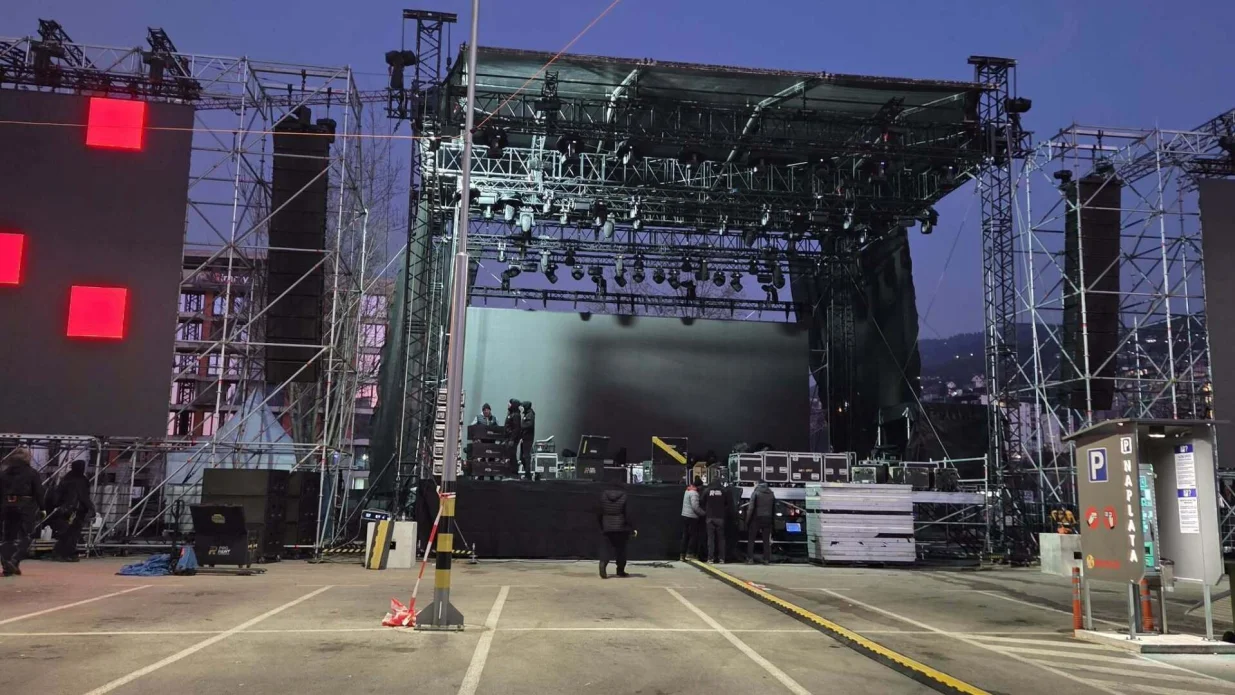 Na parking prostoru iza Sarajevo City Centra u toku su intenzivne pripreme za javni doček Nove godine u Sarajevu. Radnici ovih dana postavljaju binu na kojoj će u novogodi&scaron;njoj noći nastupiti Divanhana, Dženan Lončarević i Jelena Rozga./Lejla Sofradžija