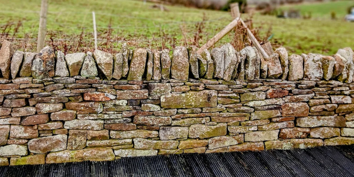 Tradicionalni zid od lokalnog kamena/