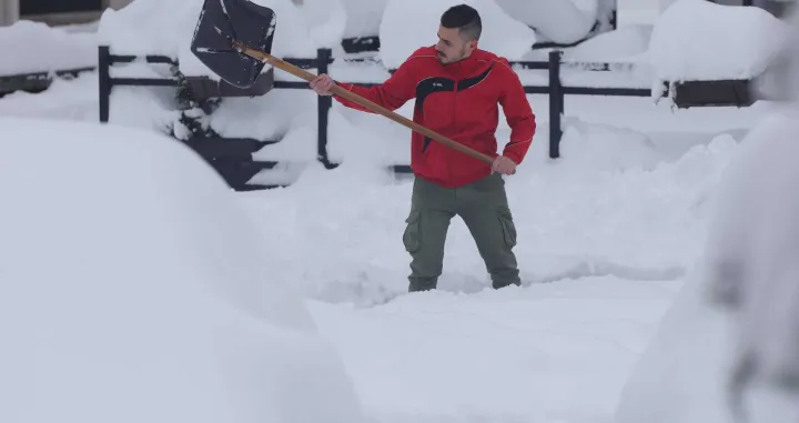 snijeg, sarajevo, ulice, građani, či&scaron;ćenje, vrijeme/Senad Gubelić